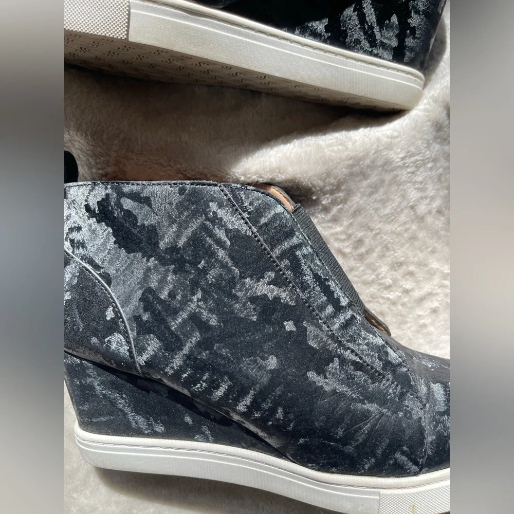 L.Paolo Women's Black Gray Velvet‎ Wedge Ankle Sneakers 8m
